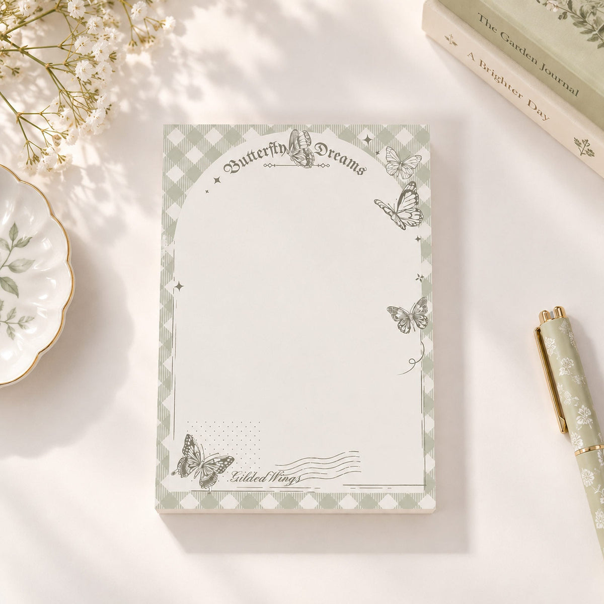 Bloc-notes A6 Butterfly Dreams avec bordure vichy vert doux, papillons et détails postaux vintage