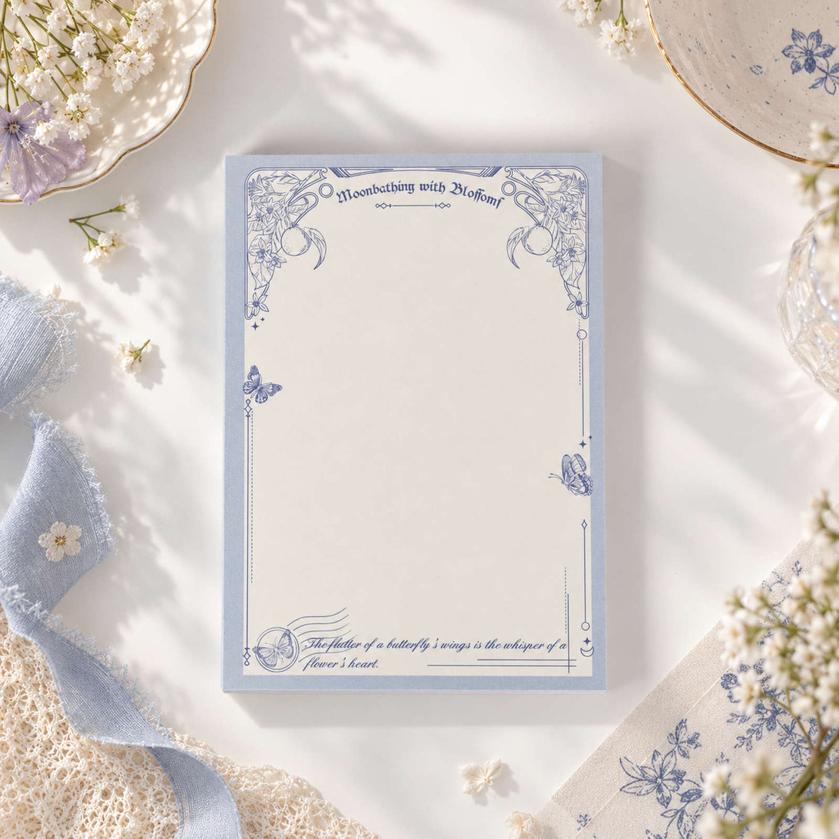 Bloc-notes A6 Moonlit Blossom avec cadre botanique bleu tendre et page blanche