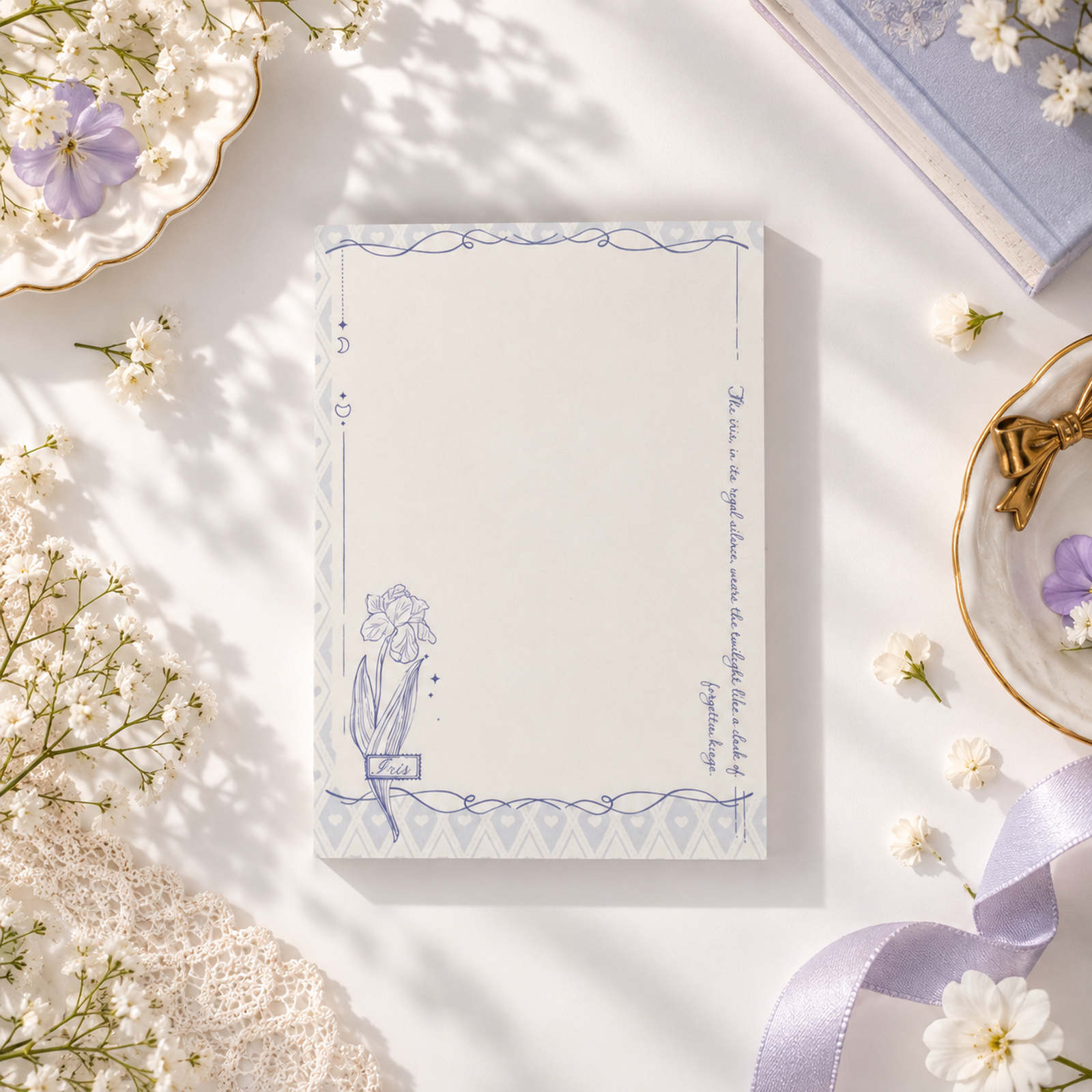 Bloc-notes A6 Iris Whisper avec bordure florale bleue délicate et espace d’écriture