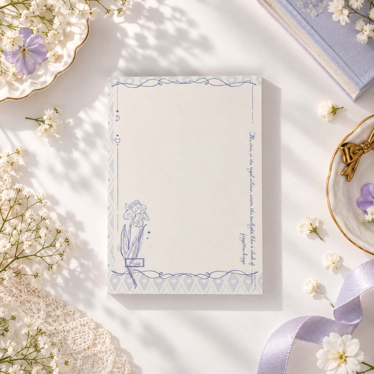 Bloc-notes A6 Iris Whisper avec bordure florale bleue délicate et espace d’écriture