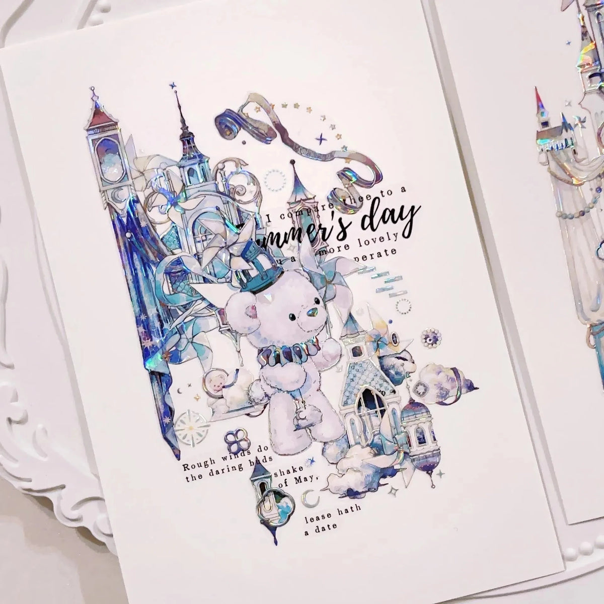 Exemple de collage avec le ruban PET Bear’s Journey, un petit ours, des châteaux bleus et des moulins à vent