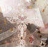Détail du ruban PET Starlit Curtain avec croix décorative, petites roses et accents métalliques