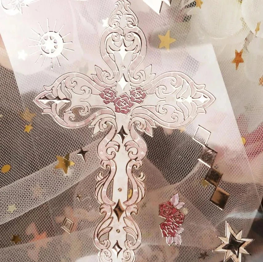 Détail du ruban PET Starlit Curtain avec croix décorative, petites roses et accents métalliques