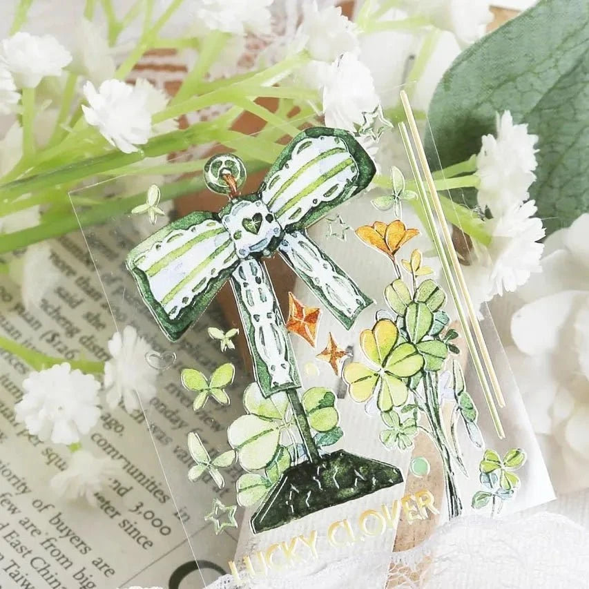 Gros plan du ruban PET transparent Lucky Clover avec nœud rayé vert et trèfles à quatre feuilles