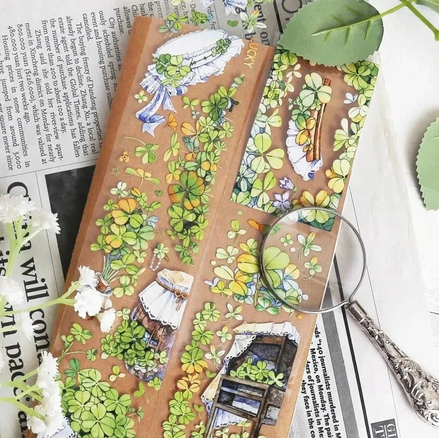 Ruban PET Lucky Clover sur papier kraft avec bouquets de trèfles et détails de rubans
