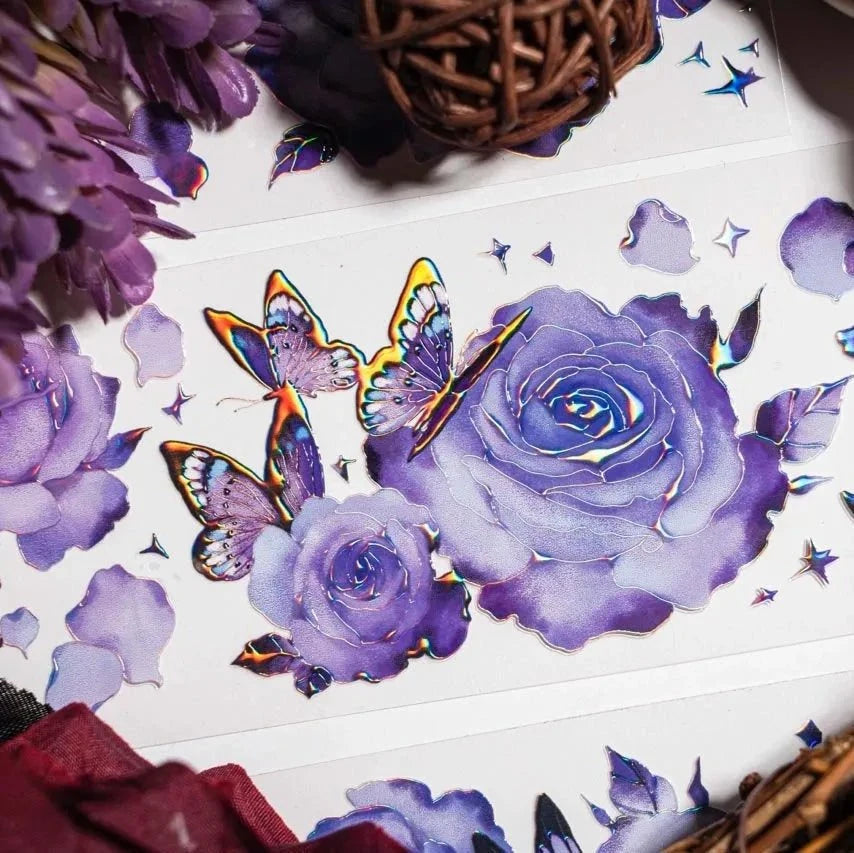 Détail du ruban PET Purple Stardance avec roses lavande, papillons irisés et petites étoiles