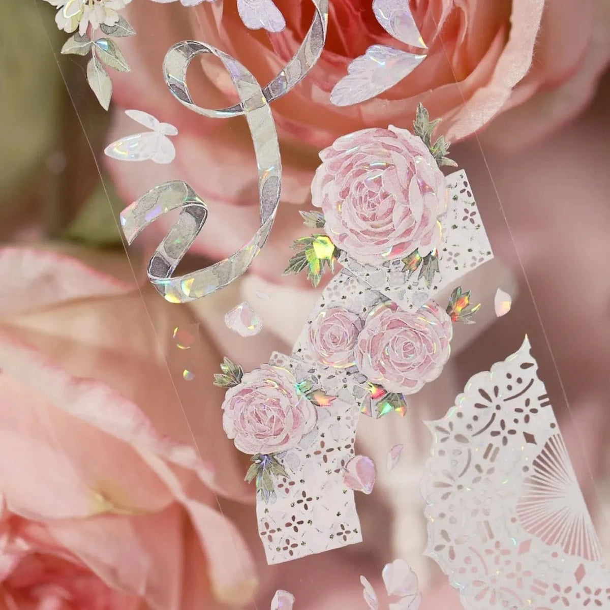 Gros plan du ruban PET Soft Weave avec roses roses, dentelle blanche imprimée et rubans ondulés