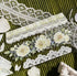 Bordures du ruban PET Soft Weave avec fleurs crème, feuilles vertes et dentelle festonnée imprimée