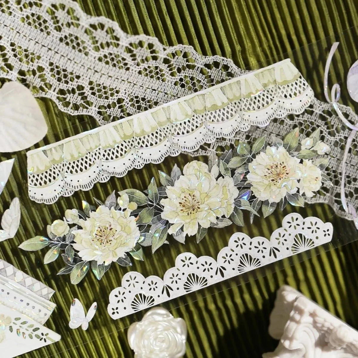 Bordures du ruban PET Soft Weave avec fleurs crème, feuilles vertes et dentelle festonnée imprimée