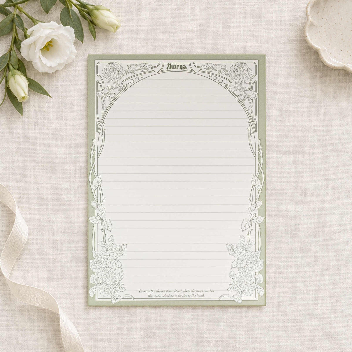Bloc-notes B5 ligné en portrait Thorn Rose avec bordure de roses vert sauge