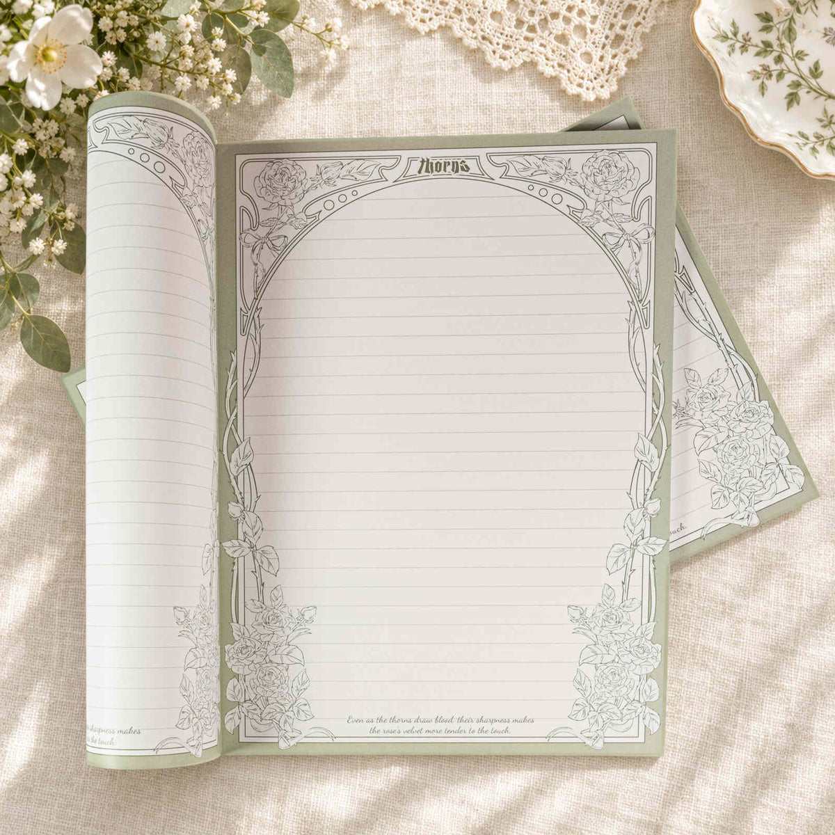 Blocs-notes B5 lignés Thorn Rose avec bordures florales vert sauge dessinées à la main